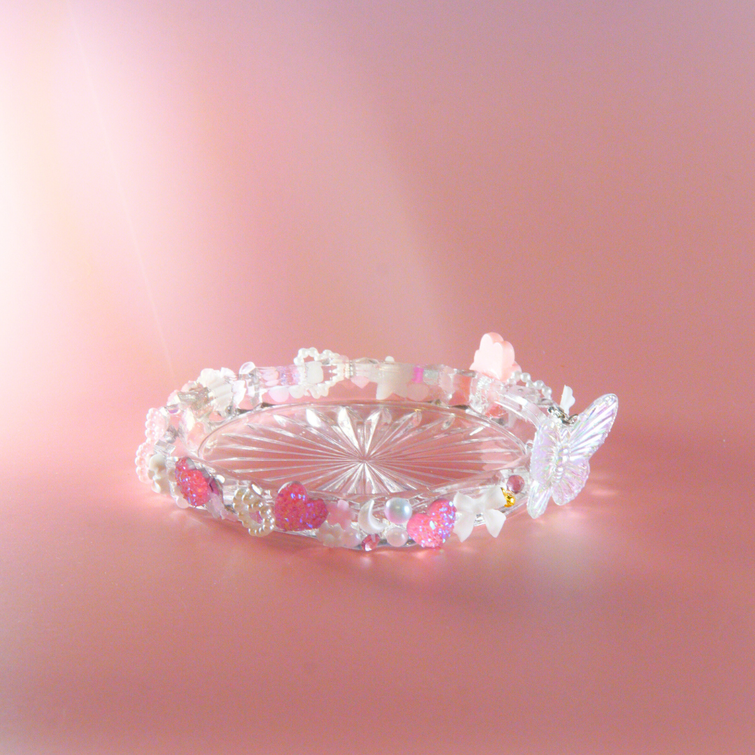 Zelfgemaakte trinket dish met kleurrijke roze bedeltjes