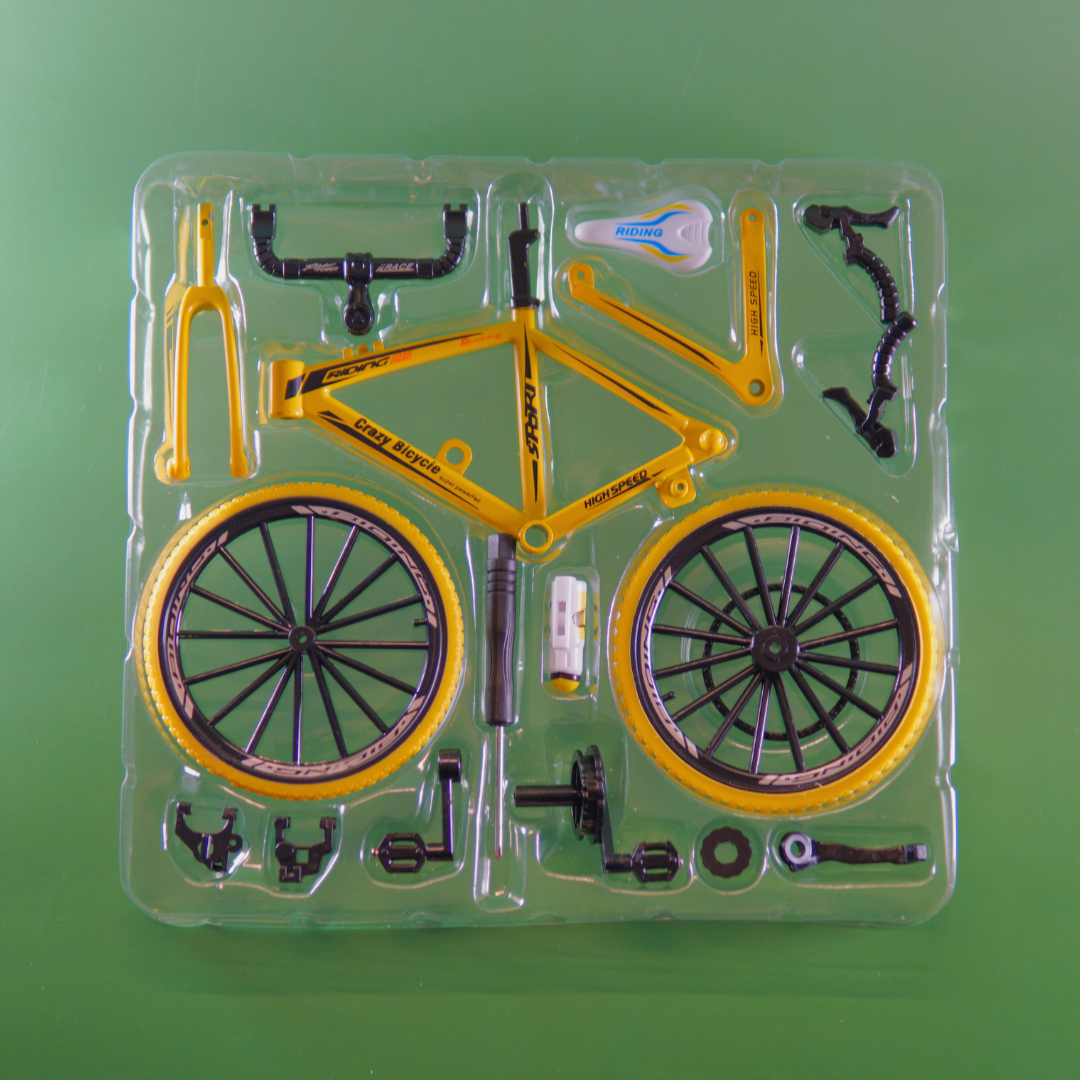 DIY pakket voor gele miniatuurfiets in puzzelvorm om zelf te bouwen