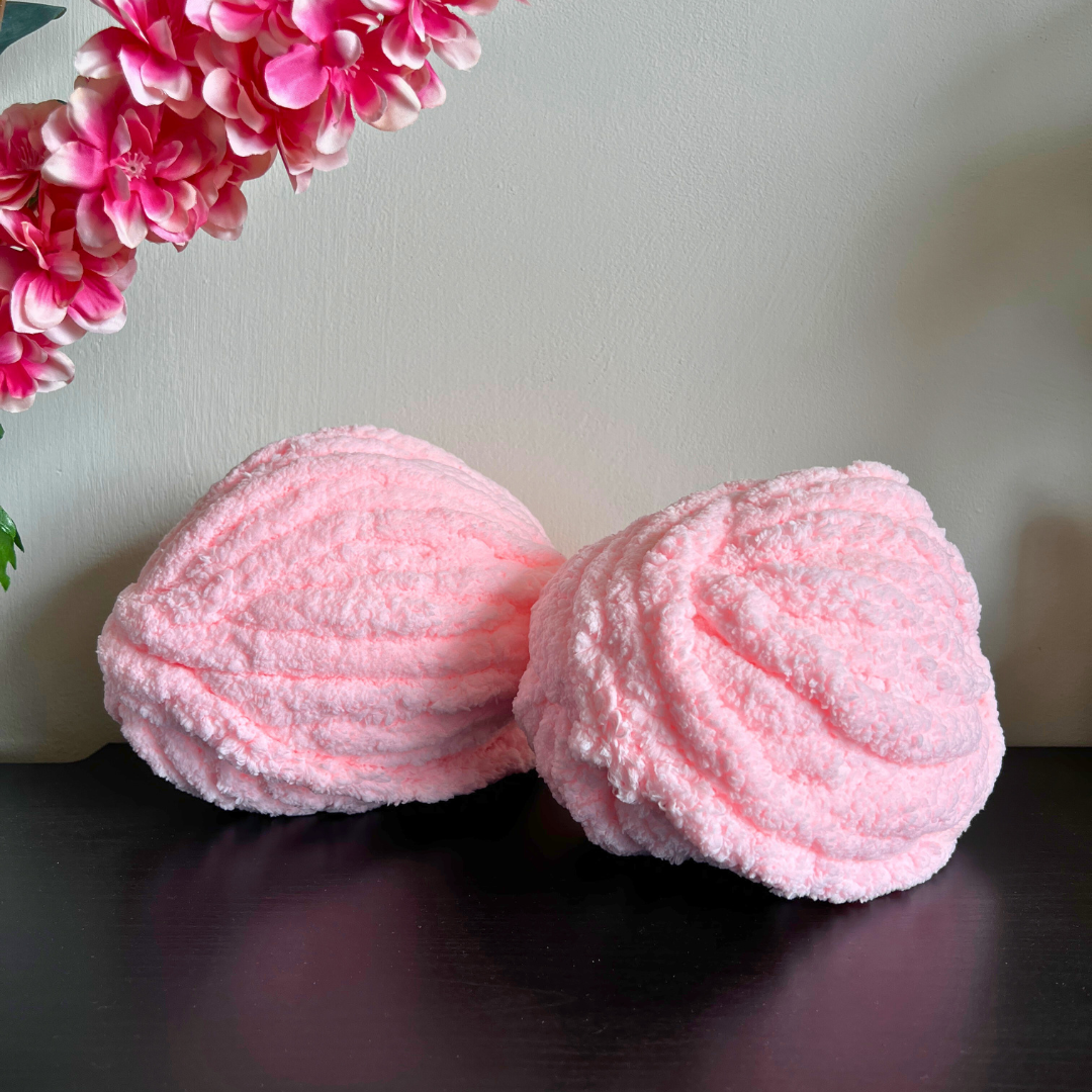 Hand breien met roze chunky garen