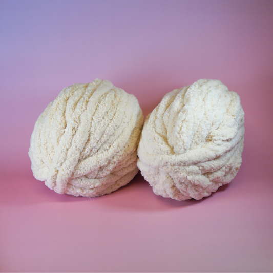 Chunky Yarn in beige kleur, een extra dik breigaren ideaal voor hobbyprojecten zoals dekens, kussens en als creatief cadeau