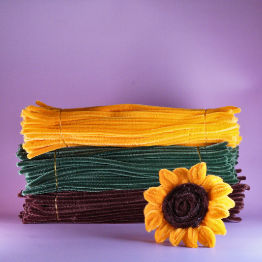 DIY set voor zonnebloemen gemaakt met gele, groene en bruine pijpenragers