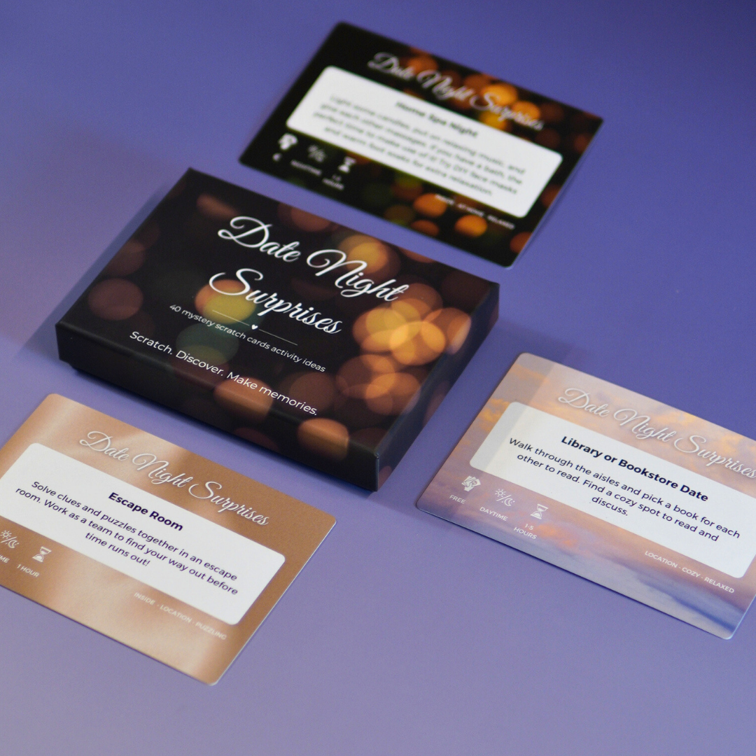 Romantisch spel voor koppels met verrassende activiteiten, verpakt als Date Night Surprises