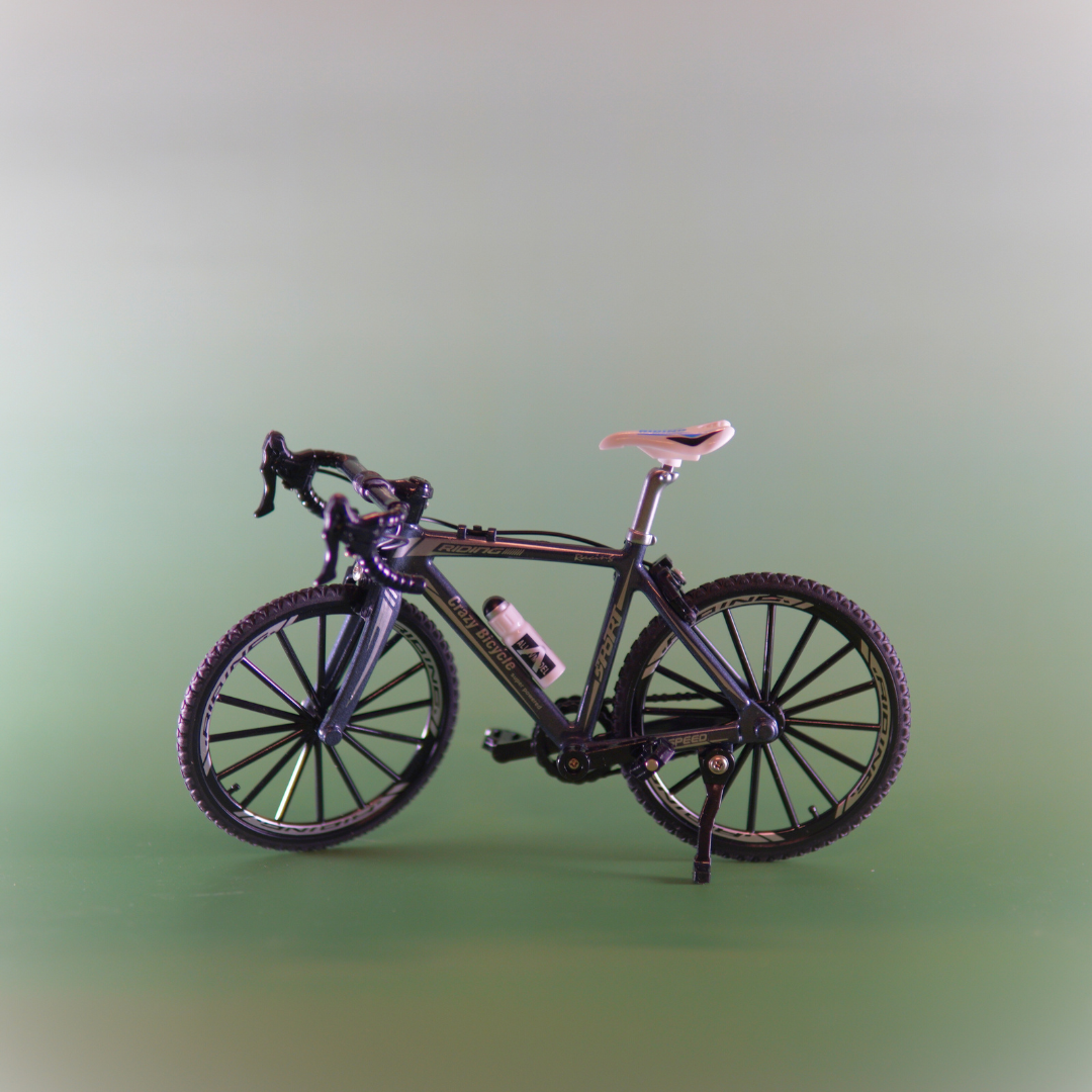 Realistisch schaalmodel zwarte mountainbike miniatuurfiets met werkende handremmen
