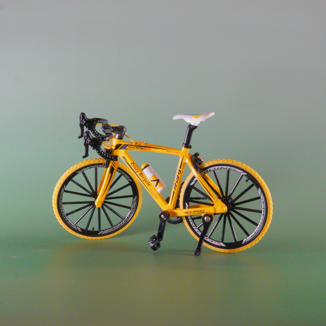 Gele miniatuur fiets 1:8 gebruikt als display, cadeau en creatieve decoratie voor modelbouwfans