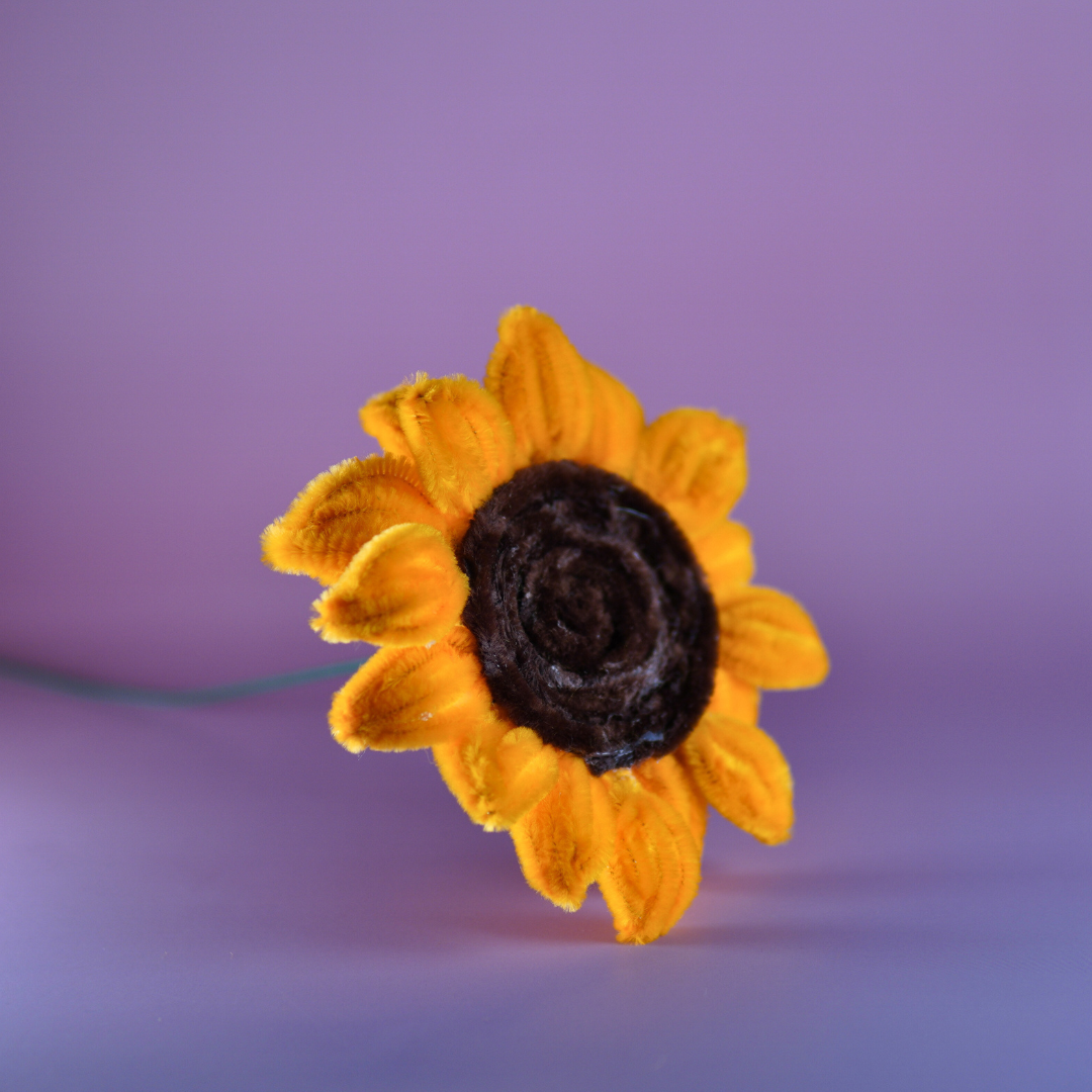 Close-up van zonnebloemen knutselen met pijpenragers en creatieve materialen