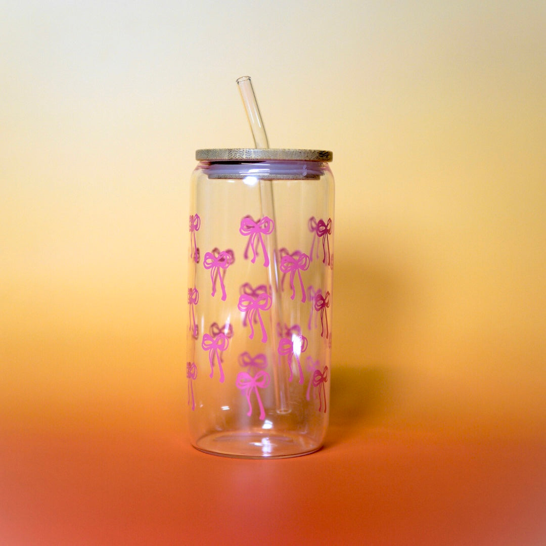 Doorzichtige glazen beker met roze strikjes en extra roze rietje als onderdeel van servies set