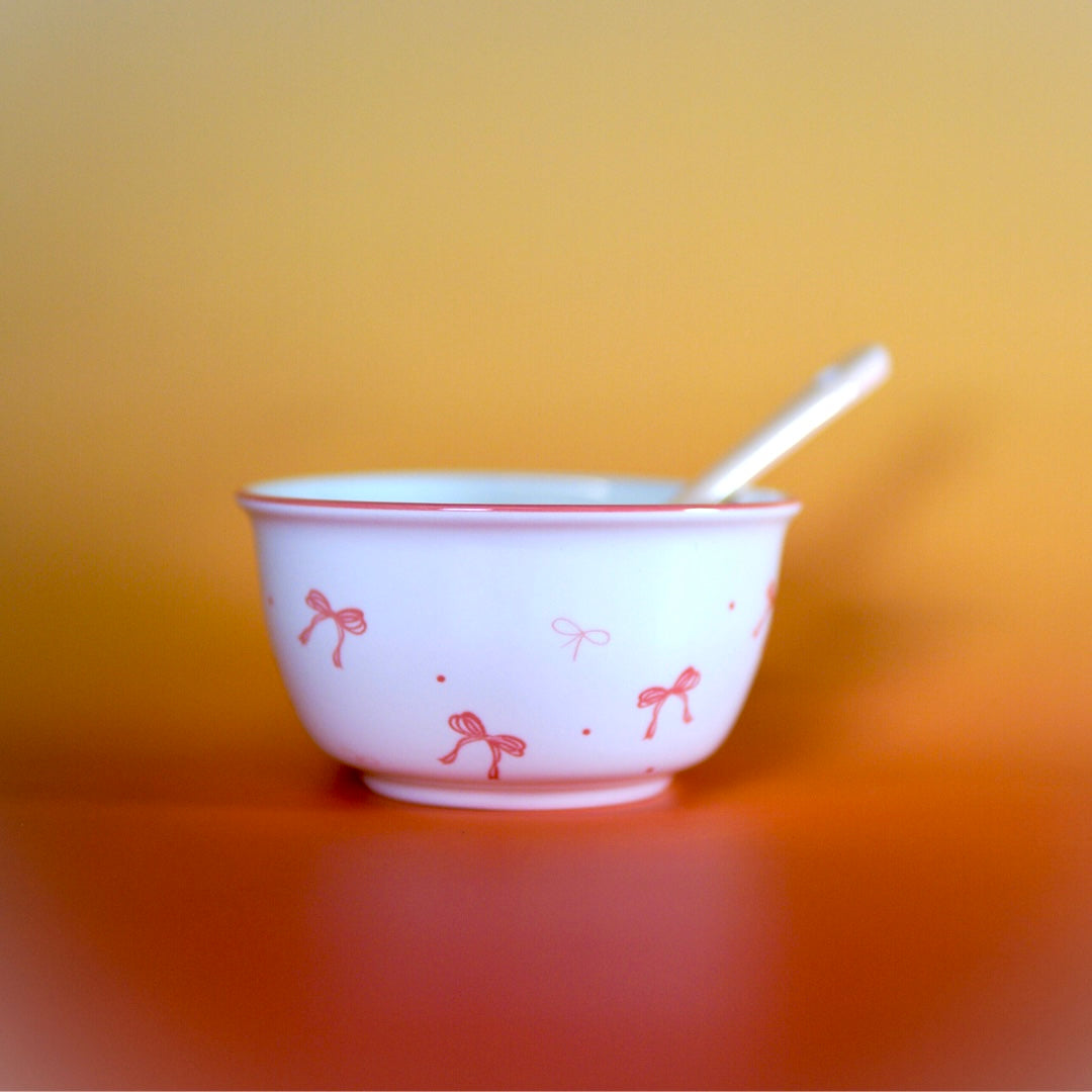 Wit kommetje met roze strikjes uit kawaii servies set, ideaal voor rijst, noodles of snacks