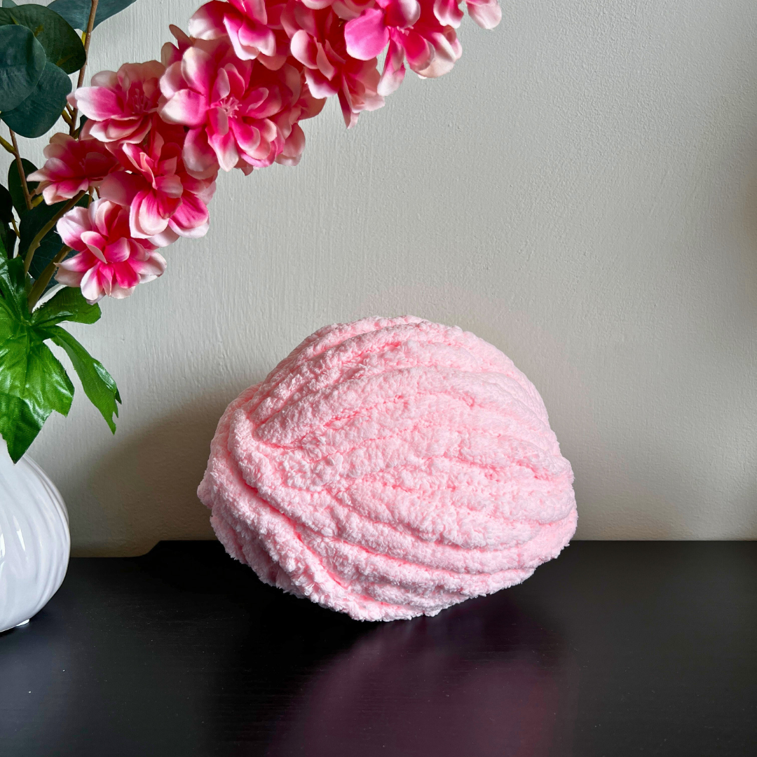 Close-up van roze chunky yarn bol