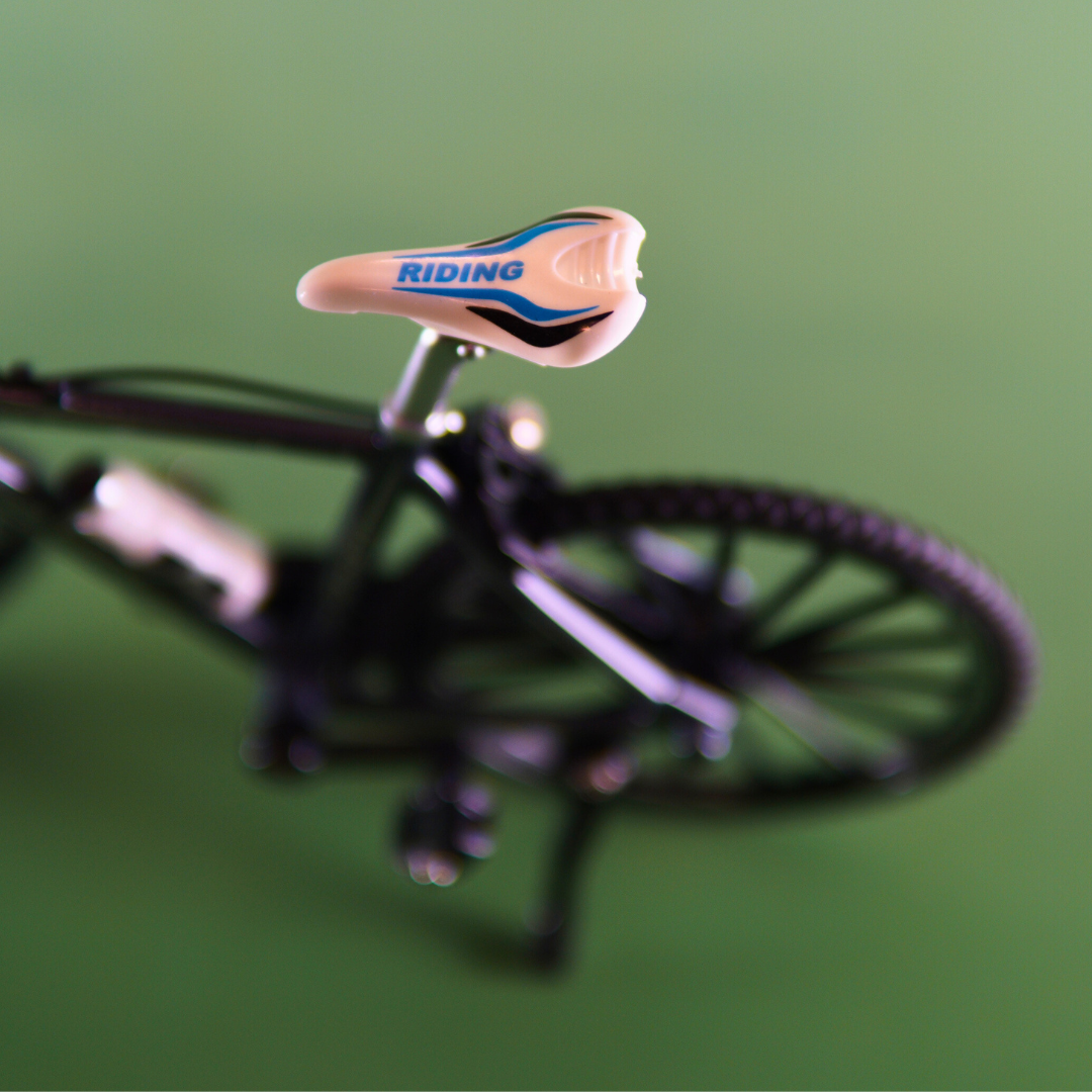 Nauwkeurig gemaakt metalen zwarte miniatuurfiets schaal 1 8 met draaiende wielen