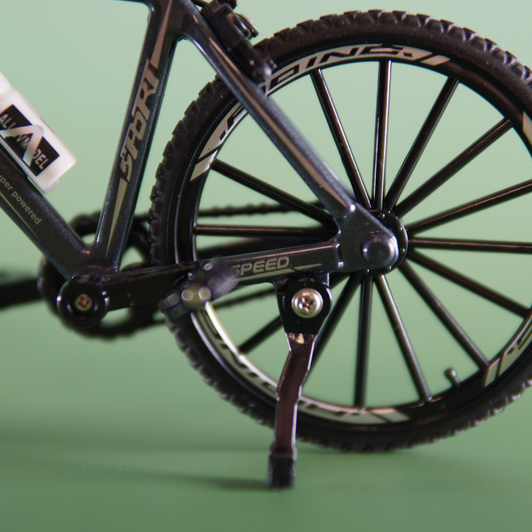 Gedetailleerde zwarte miniatuurfiets mountainbike schaal 1 8 met metalen onderdelen