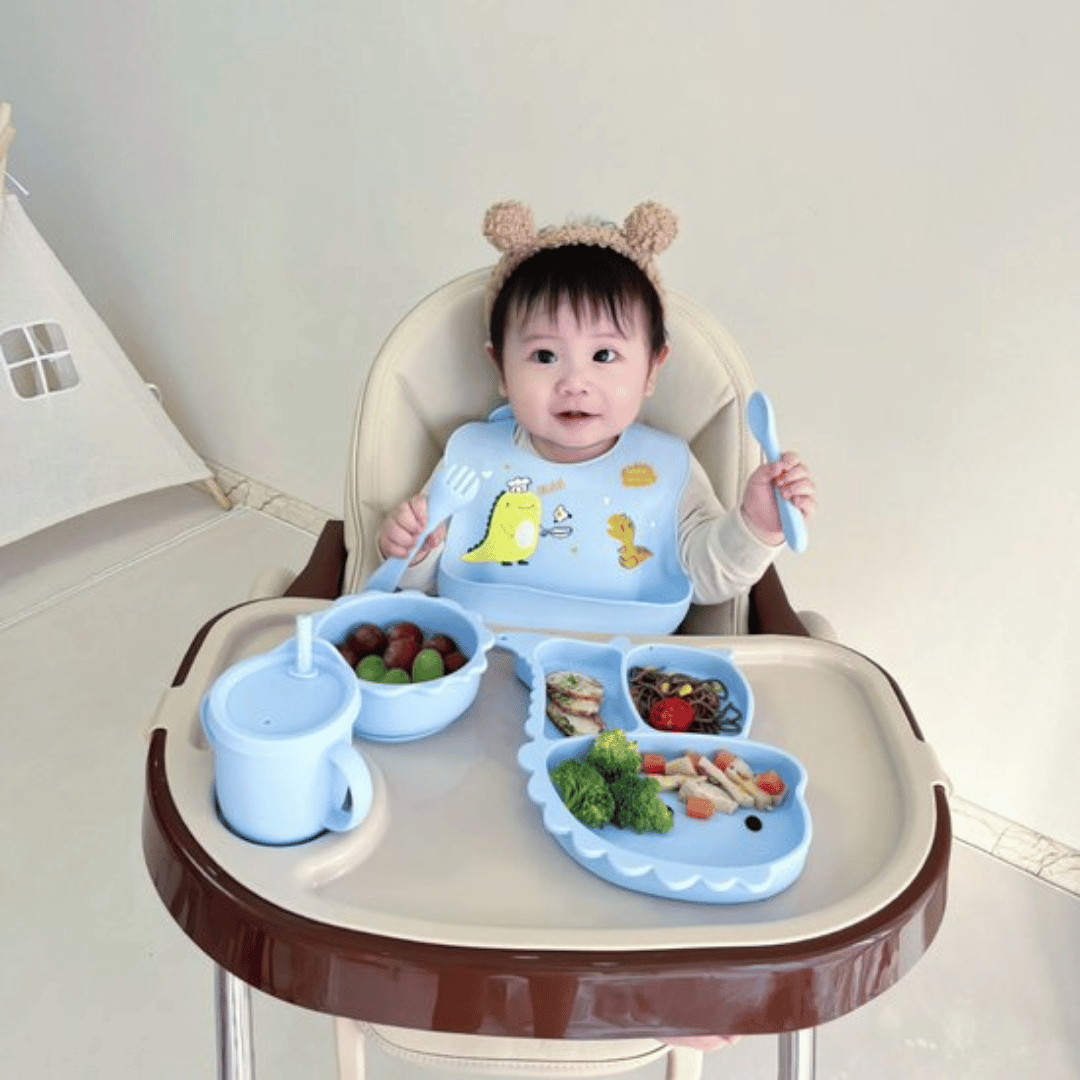 Kinderservies blauw met dinosaurus thema, inclusief bord, beker en bestek