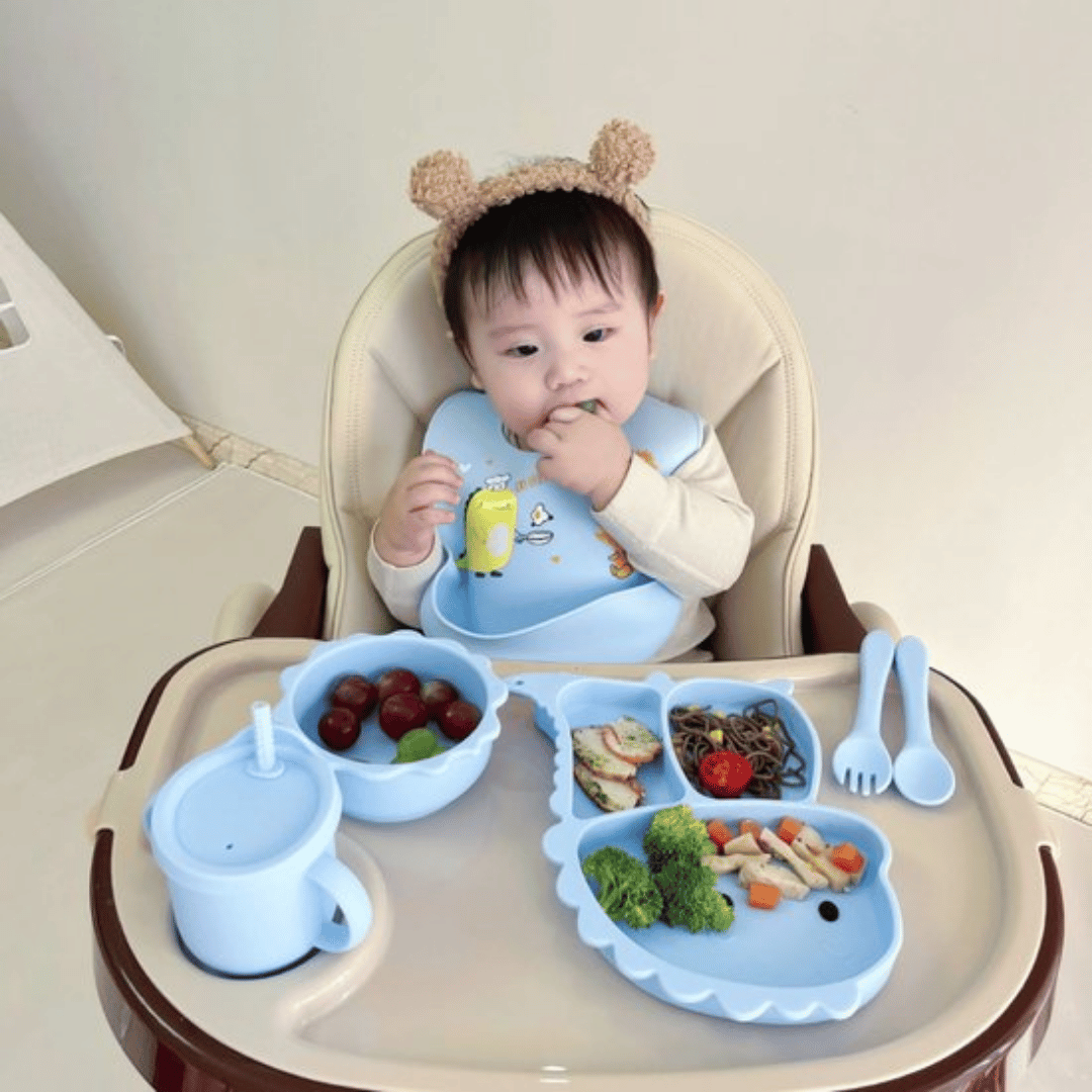 Afbeelding van blauwe dinosaurus kinderservies set met 9-delige eetset voor jongens