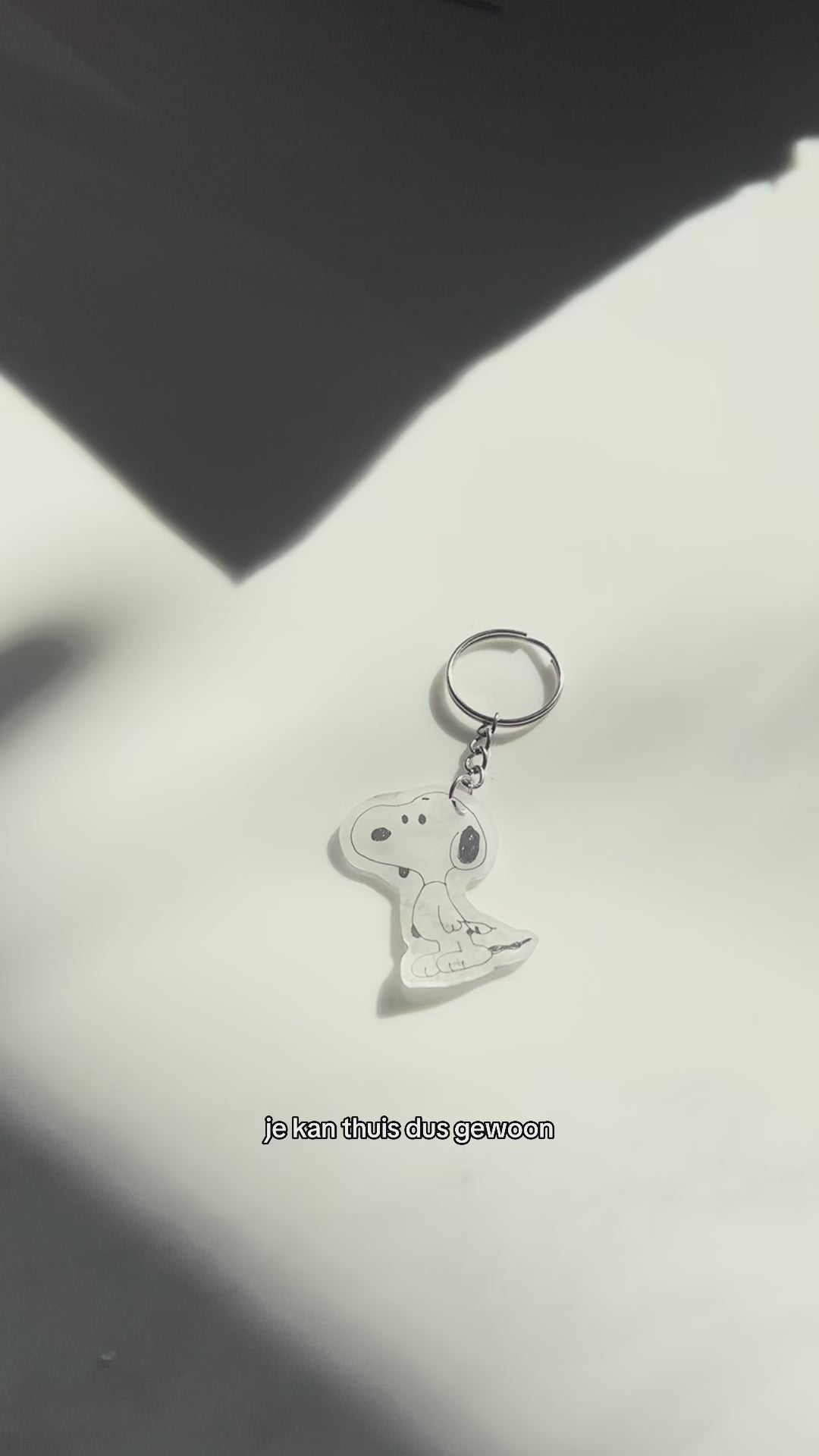 Hobbyproject met shrinky dink papier en sleutelhanger accessoires voor creatief plezier