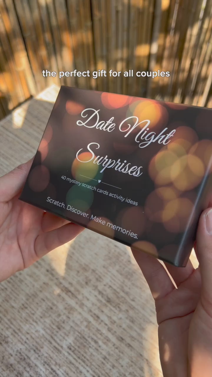 Close-up van een hand die een Date Night Surprises kraskaart openkrast voor een verrassende date