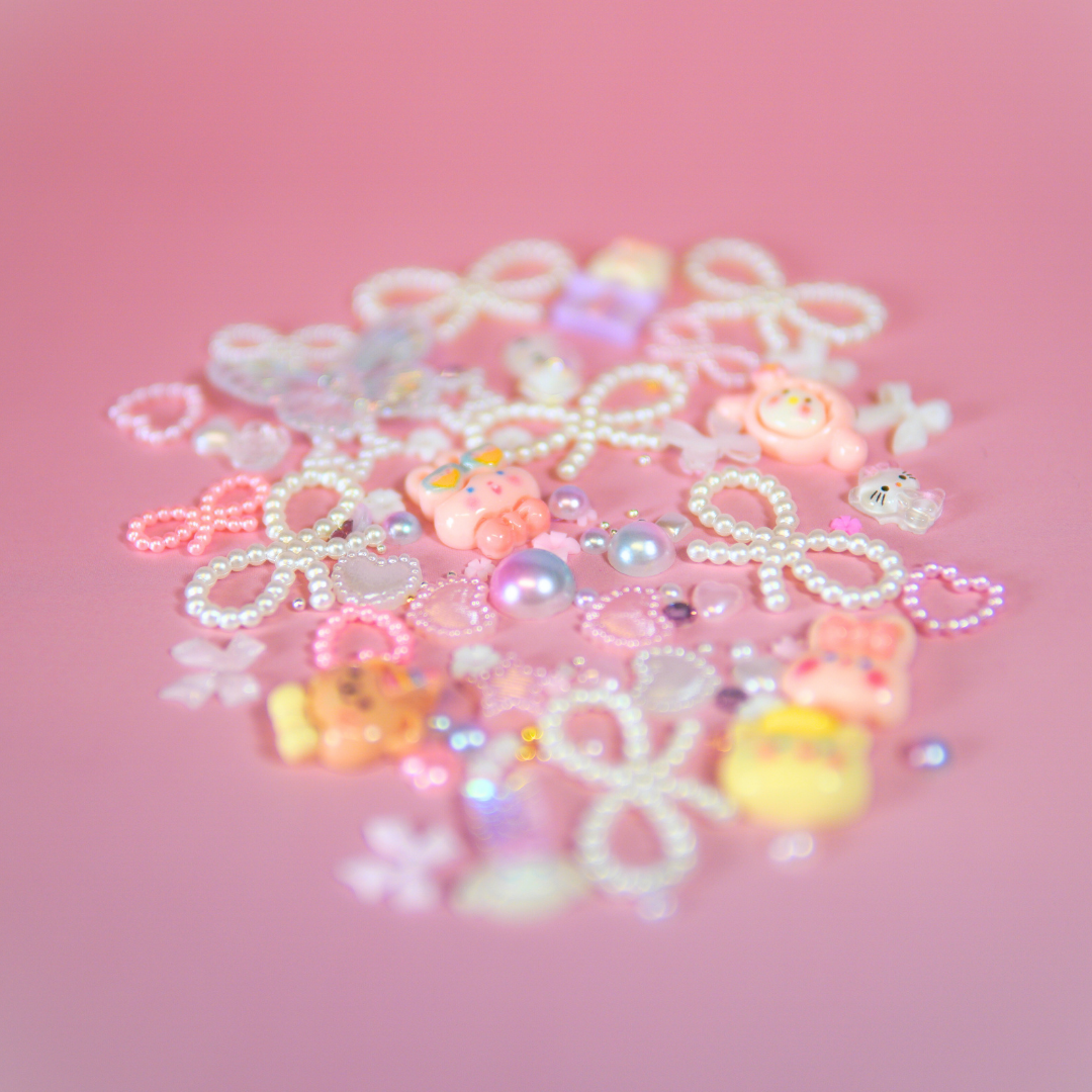 Close-up van bedeltjes en versiering voor fotolijst DIY