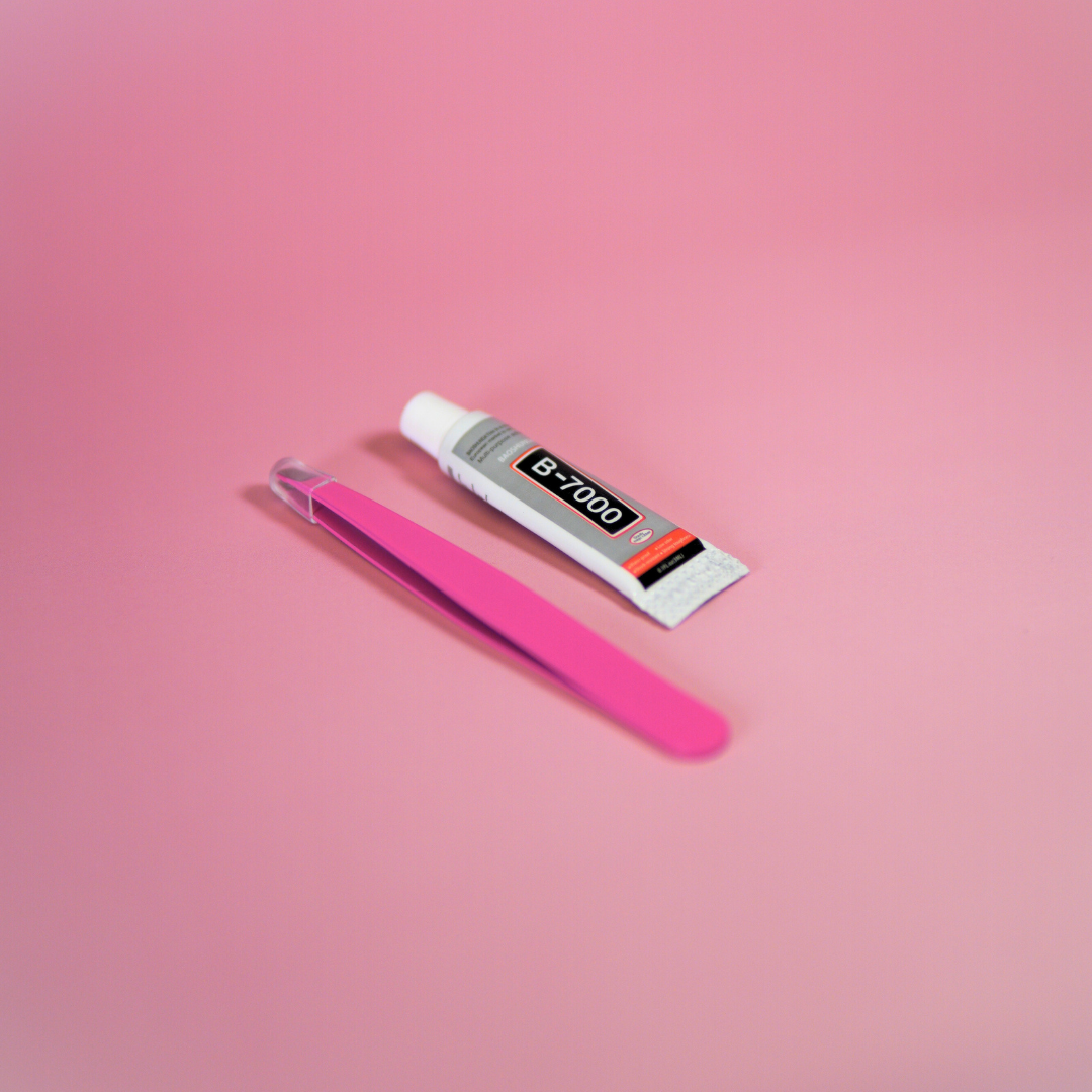 Knutselwerkje van trinket dish met schattige roze bedeltjes