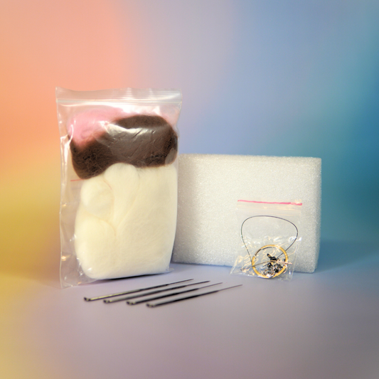 Witte kat handgemaakt met naaldvilten techniek DIY pakket vilt dieren maken