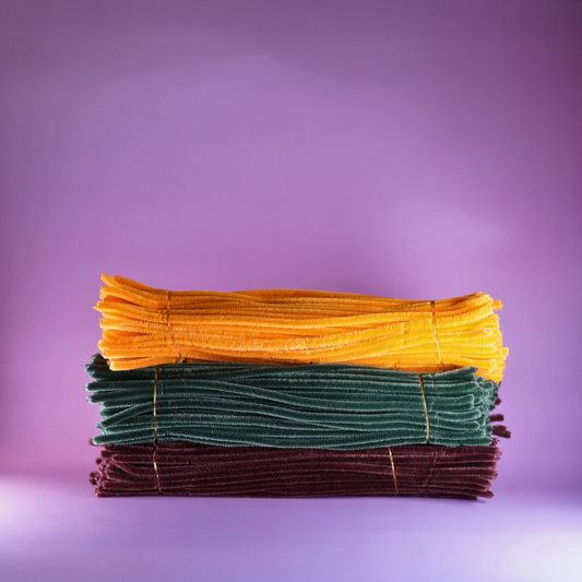 DIY set voor zonnebloemen gemaakt met gele, groene en bruine pijpenragers