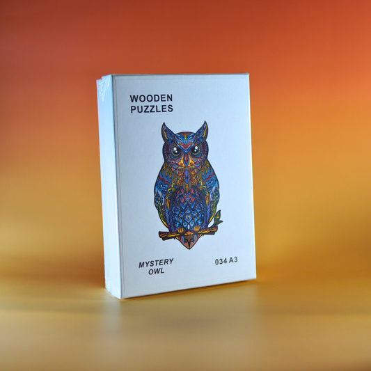 Houten legpuzzel in de vorm van een uil, bestaande uit kleurrijke unieke puzzelstukjes, geschikt voor kinderen en volwassenen. Perfect als origineel cadeau of decoratie na het leggen.