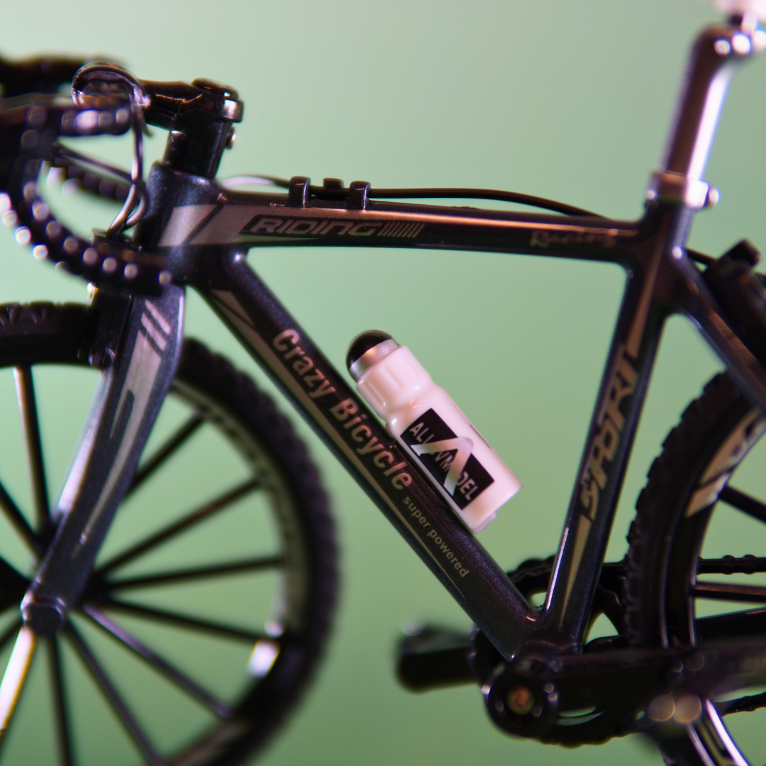 Miniatuur fiets mountainbike in zwart met verend zadel en schaal 1 8