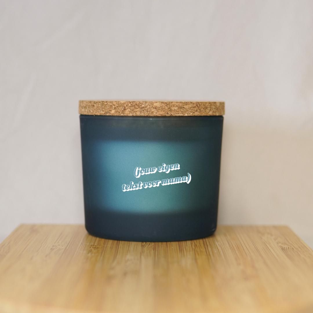 Gepersonaliseerde Geurkaars: Woody Wellness (Eigen tekst) ✧
