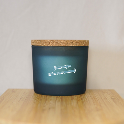 Gepersonaliseerde Geurkaars: Woody Wellness (Eigen tekst) ✧