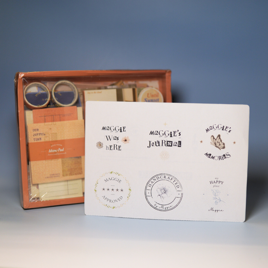 Retro geïnspireerde stationery set met 6 items en gratis gepersonaliseerd stickervel met naam voor creatieve hobby’s