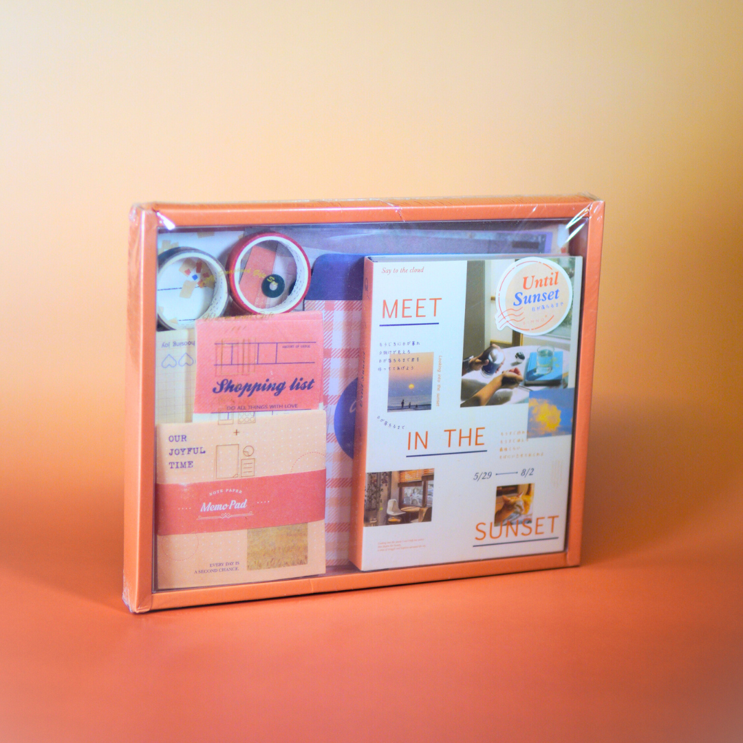 Retro stationary set als hobby cadeau met vintage papier, stickers, washi tape en decoratieve items voor scrapbooking en journaling