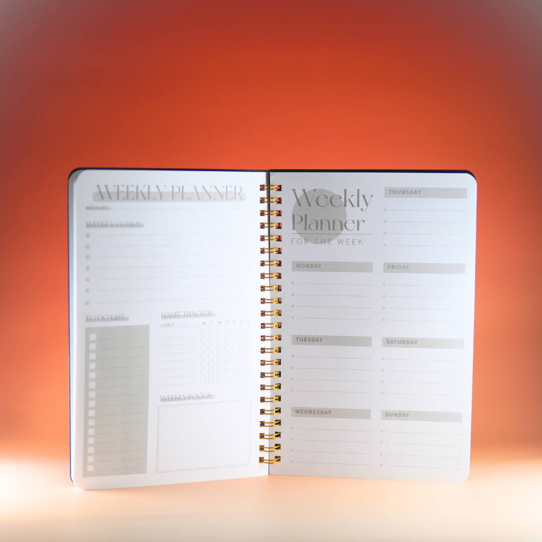 Minimalistische zwarte planner met overzicht van maandag tot zondag