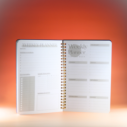Minimalistische zwarte planner met overzicht van maandag tot zondag