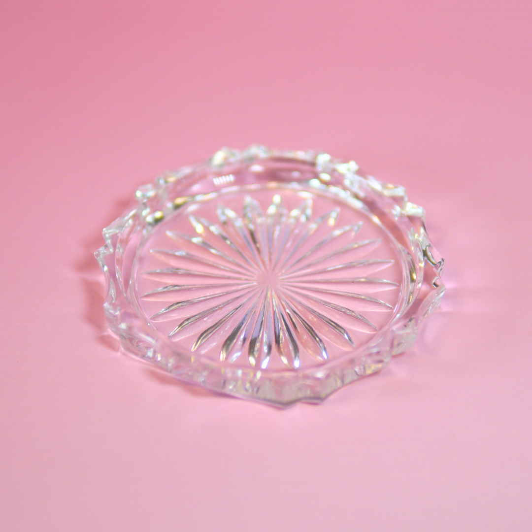 Roze bedeltjes verspreid klaar voor het versieren van trinket dish