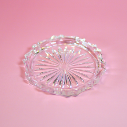 Roze bedeltjes verspreid klaar voor het versieren van trinket dish