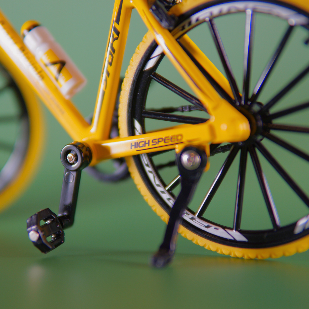 Close-up gele miniatuurfiets puzzel DIY pakket met stap-voor-stap onderdelen