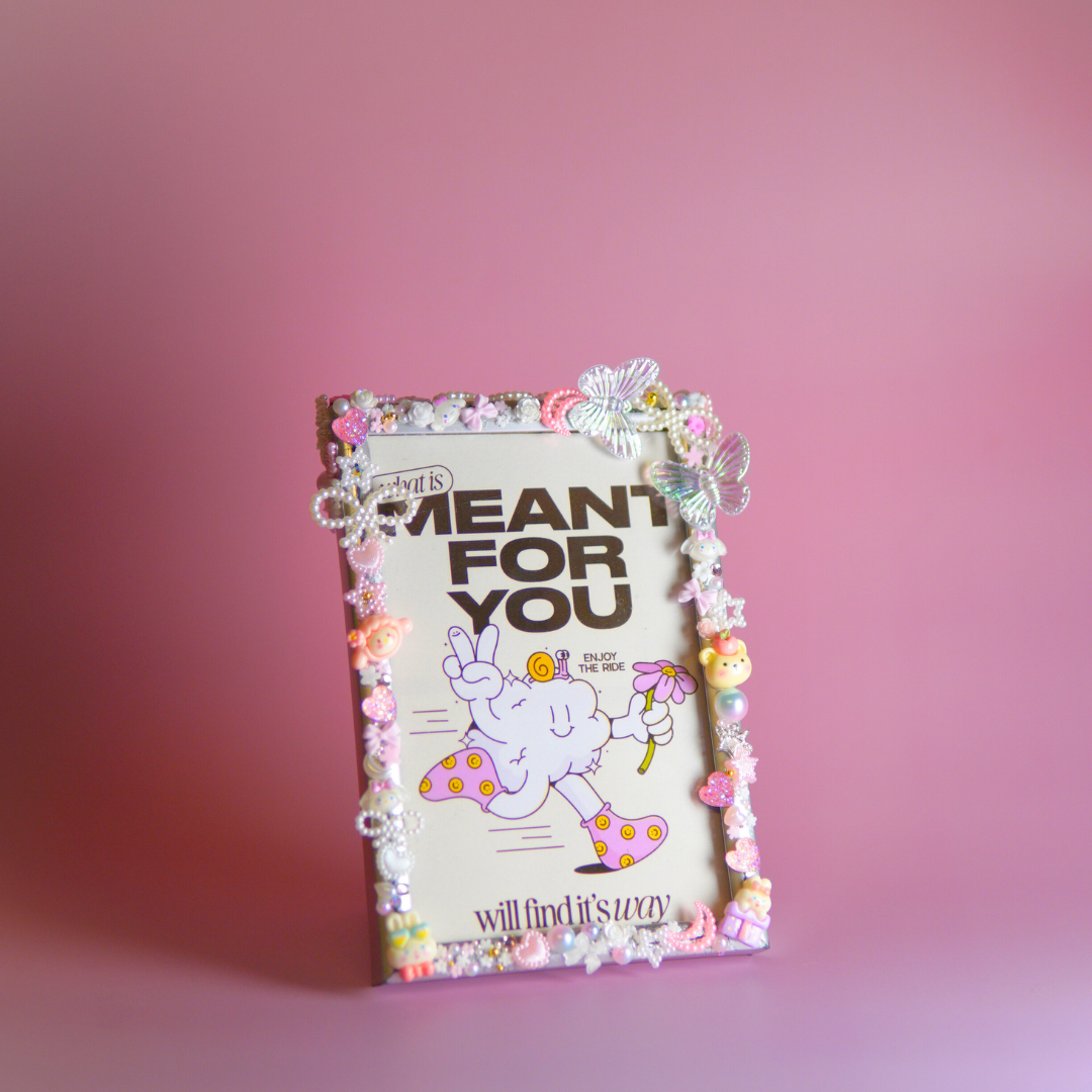 DIY pakket voor het decoreren van een fotolijst met roze bedeltjes