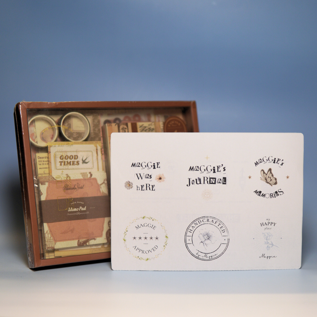 Retro geïnspireerde stationery set met 6 items en gratis gepersonaliseerd stickervel met naam voor creatieve hobby’s.