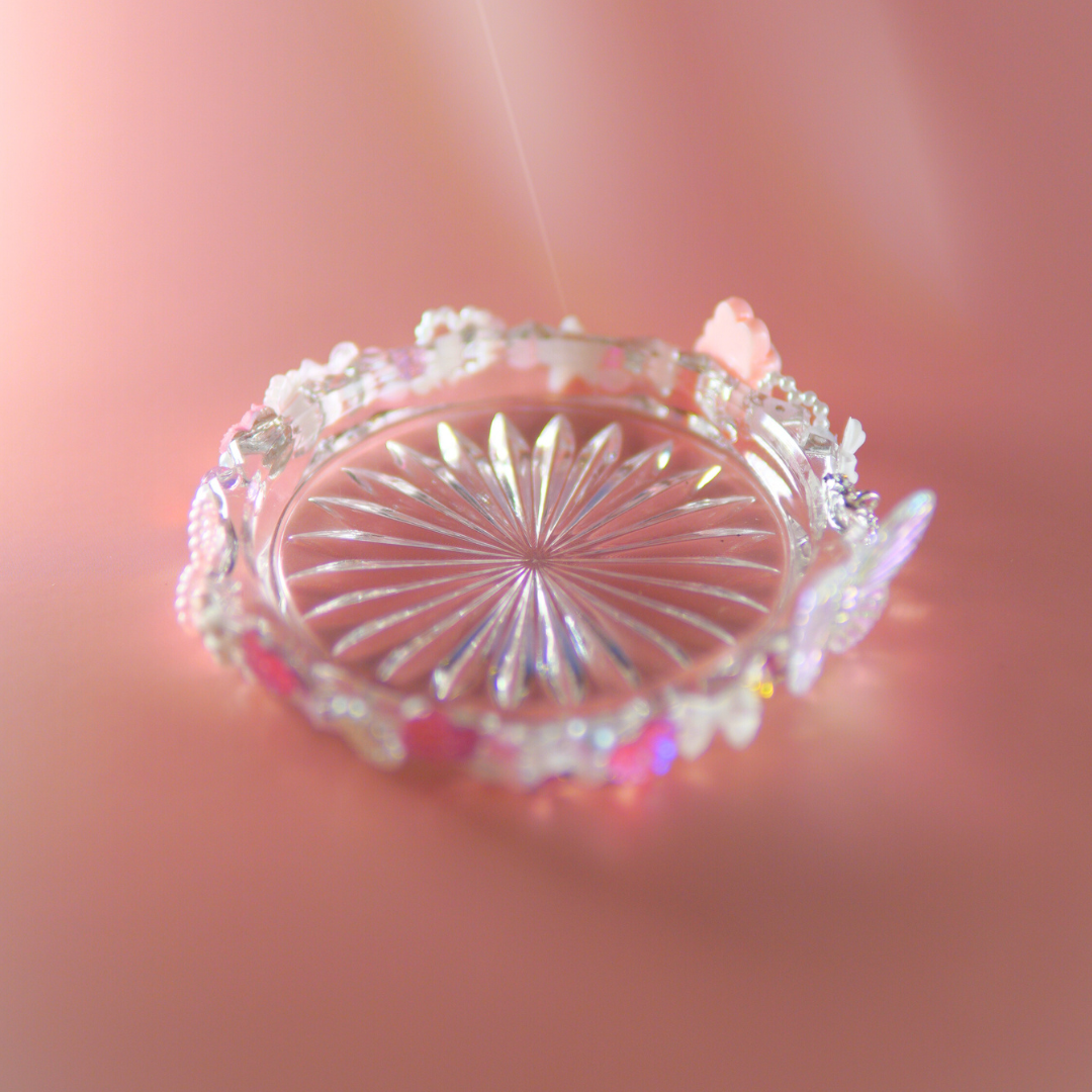 Close-up van roze bedeltjes en materialen voor trinket dish knutselen