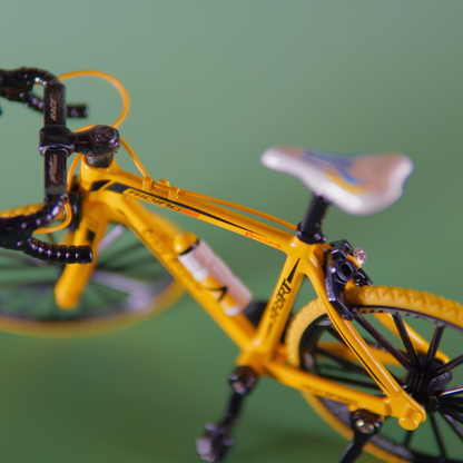 Zelfbouw DIY set gele miniatuurfiets puzzelmodel met losse onderdelen