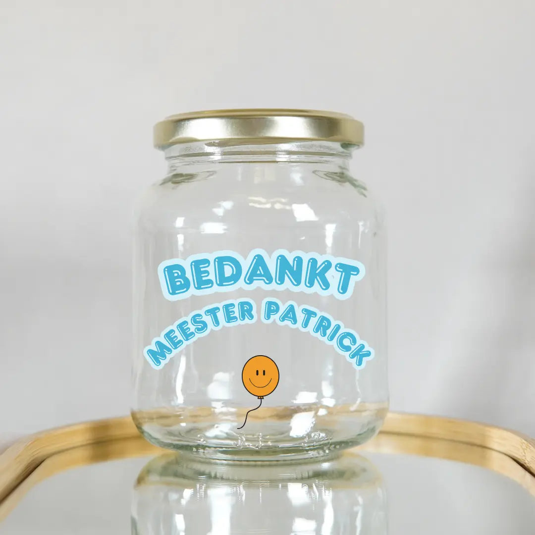 Modern cadeau-concept: Blanco glazen pot met een uniek, handgemaakt letterontwerp