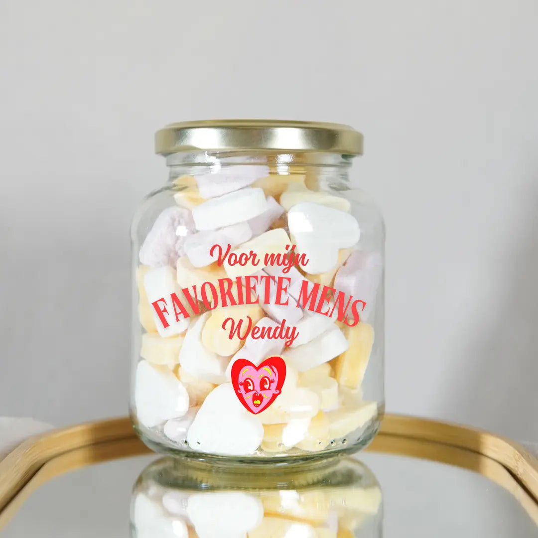 Persoonlijk verwenmoment: Glazen traktatiepot gevuld met 200g snoephartjes van Winsa Cadeaus
