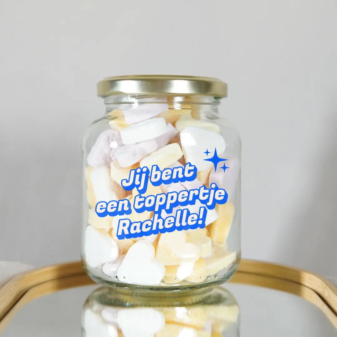 gevulde snoeppot met een gepersonaliseerde naam op het cadeau