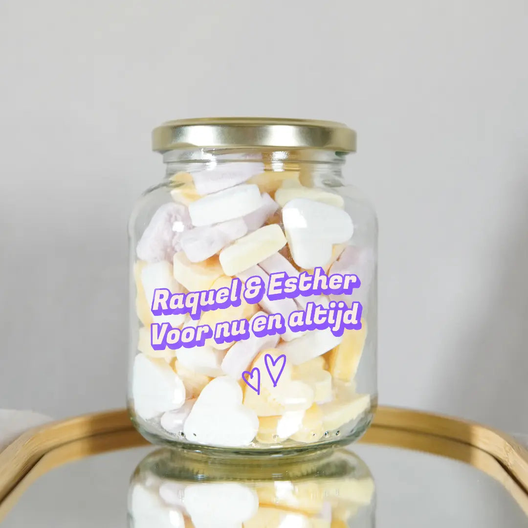 gepersonaliseerde namen handbedrukt op een snoeppot gevuld met hartjes