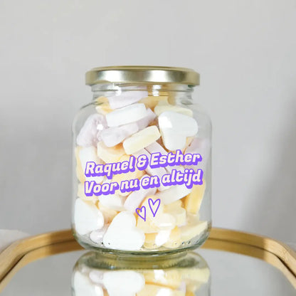 gepersonaliseerde namen handbedrukt op een snoeppot gevuld met hartjes