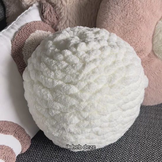 chunky yarn handknitting dikke wol dikke garen wit beige roze goedkoop aanbieding kussentje maken diy knutselpakket