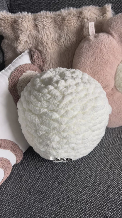 chunky yarn handknitting dikke wol dikke garen wit beige roze goedkoop aanbieding kussentje maken diy knutselpakket