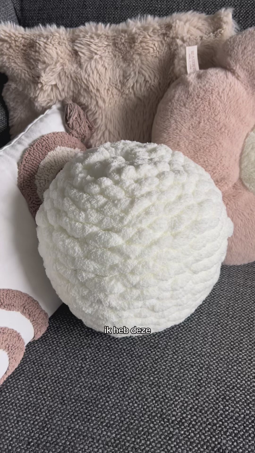 chunky yarn handknitting dikke wol dikke garen wit beige roze goedkoop aanbieding kussentje maken diy knutselpakket